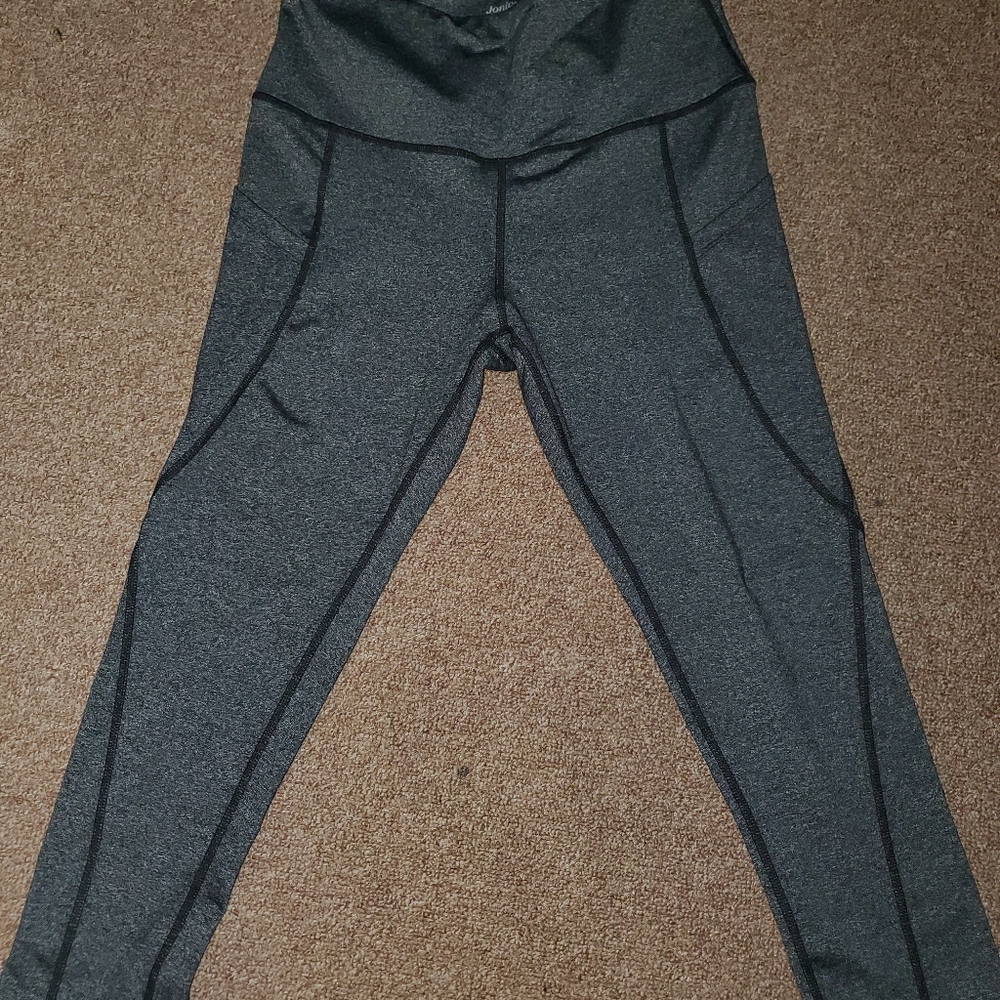 Jonivey Capri Leggings